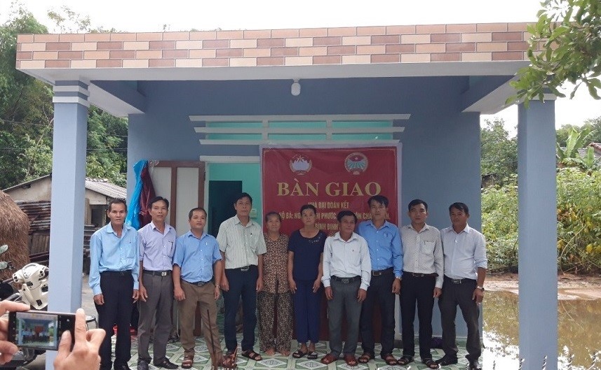 Ủy ban MTTQ Việt Nam xã Bình Định Nam bàn giao nhà Đại đoàn kết